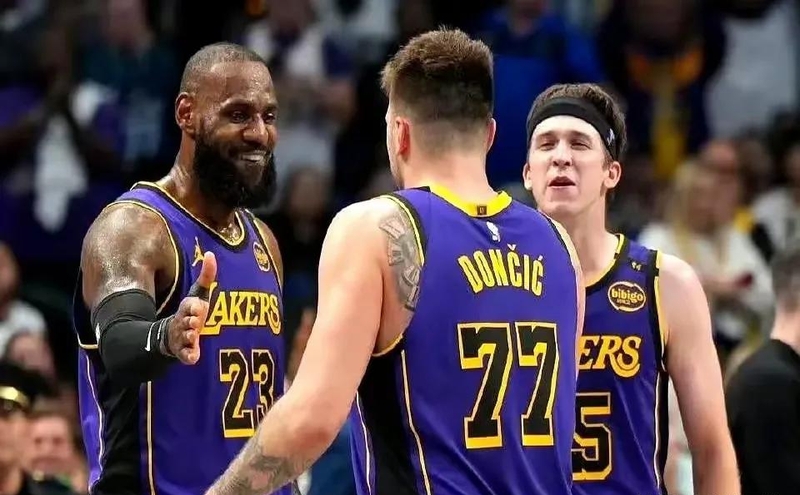 开云电子-Scout迎来十二赛季出色发挥,湖人观众热烈欢呼!-开云电子